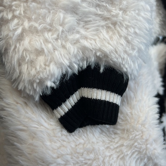 GUESS Teddy Jacket with faux fur. Excellent condition! PTP stretches to 24’ - Picture 6 of 13